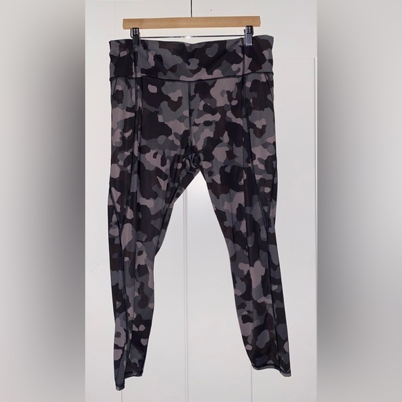 Athleta Women XL‎ Supersonic 7/8 Workout Running Tight Leggings Camo Lightning - Picture 9 of 12